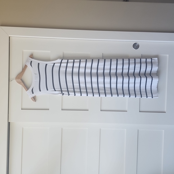 ✨HOST PICK✨ Banana Republic Ribbed Column Dress - Picture 4 of 6